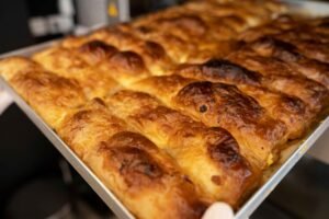 Börek-Variationen (mit Käse, mit Kartoffeln, mit Spinat, mit Hackfleisch)
